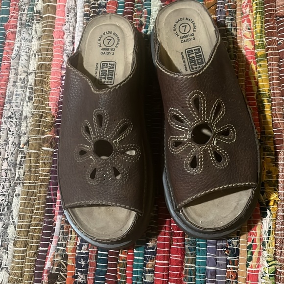 Doc Marian like flower sanddels. (NOT DOC MARTEN SANDALS) - Picture 2 of 4